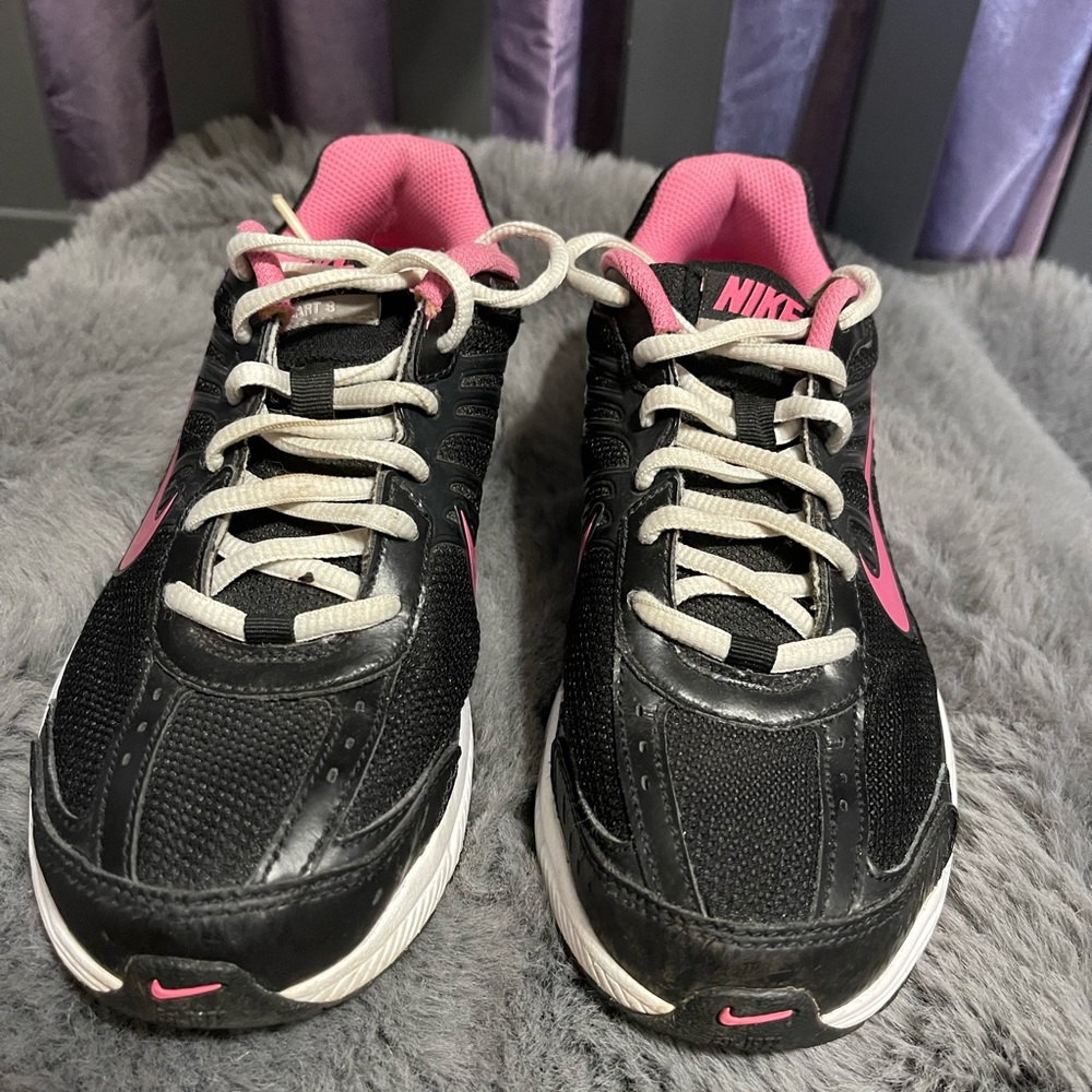 Nike Dart 8 sneakers